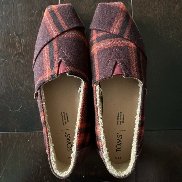 TOMS Brand Red and Black Plaid Slip on Shoes w/ Soft Fleece Lining Size … - Picture 5 of 6